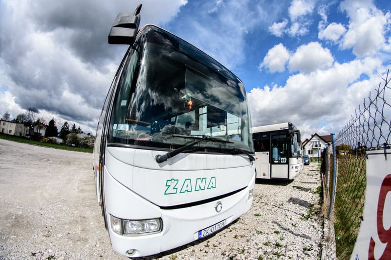 prz&oacute;d białego autokaru Żana