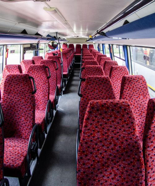 wnętrze autokaru Żana z czerwonymi siedzeniami