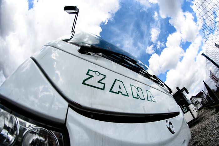 przód białego autokaru Żana z dołu